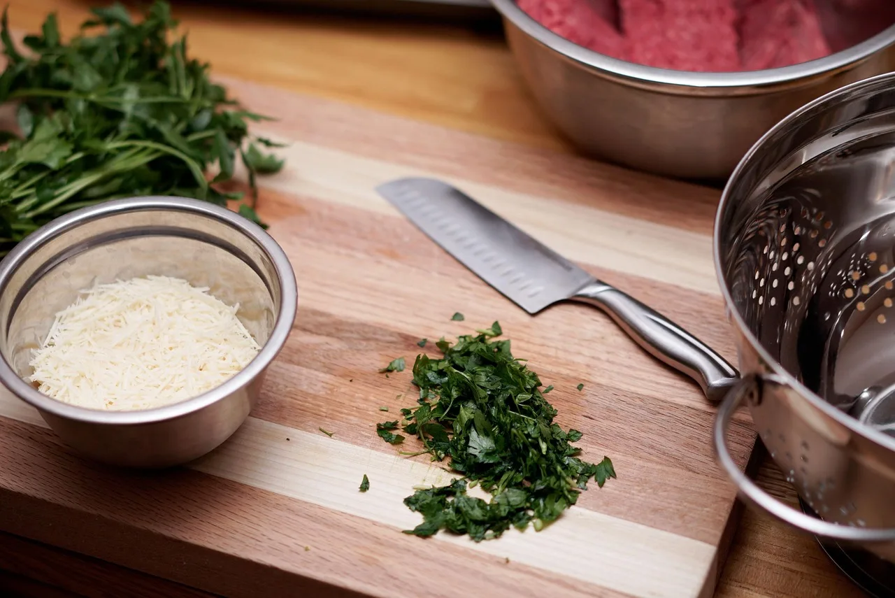 Zbliżenie polerowanej stalowej miski dla psa z widocznymi śladami ręcznej polerki